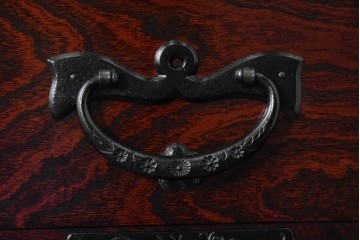 中古　超美品　岩谷堂箪笥　深みある色調と華やかな金具が引き立つ整理箪笥　(R-085351)