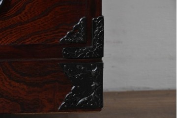 中古　超美品　岩谷堂箪笥　深みある色調と華やかな金具が引き立つ整理箪笥　(R-085351)