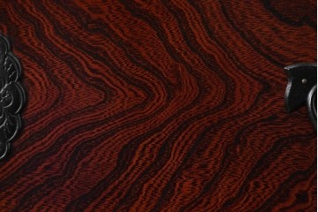 中古　超美品　岩谷堂箪笥　深みある色調と華やかな金具が引き立つ整理箪笥　(R-085351)