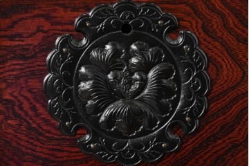 中古　超美品　岩谷堂箪笥　深みある色調と華やかな金具が引き立つ整理箪笥　(R-085351)