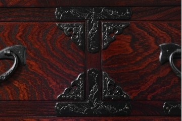 中古　超美品　岩谷堂箪笥　深みある色調と華やかな金具が引き立つ整理箪笥　(R-085351)