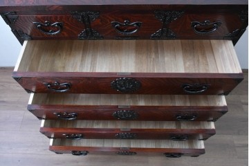 中古　超美品　岩谷堂箪笥　深みある色調と華やかな金具が引き立つ整理箪笥　(R-085351)