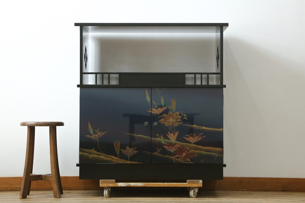 和製ヴィンテージ　美品　輪島塗り　優雅な草花蒔絵が目を引く飾り棚　(R-085352)