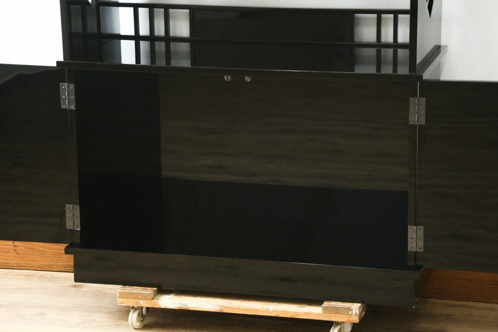 和製ヴィンテージ　美品　輪島塗り　優雅な草花蒔絵が目を引く飾り棚　(R-085352)