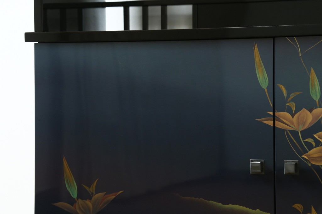 和製ヴィンテージ　美品　輪島塗り　優雅な草花蒔絵が目を引く飾り棚　(R-085352)