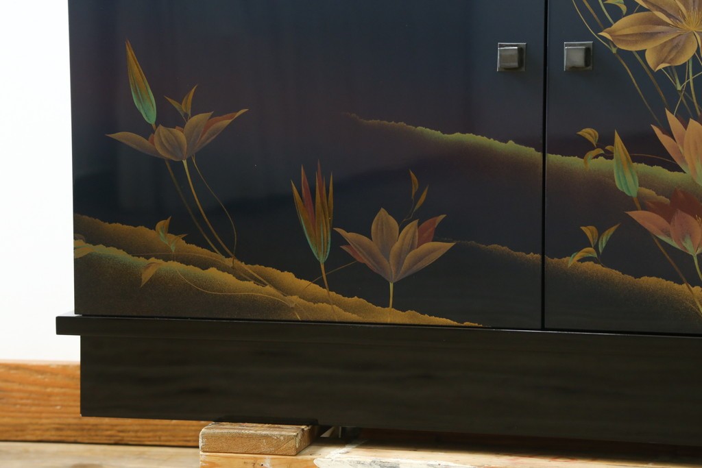 和製ヴィンテージ　美品　輪島塗り　優雅な草花蒔絵が目を引く飾り棚　(R-085352)