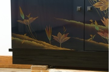 和製ヴィンテージ　美品　輪島塗り　優雅な草花蒔絵が目を引く飾り棚　(R-085352)