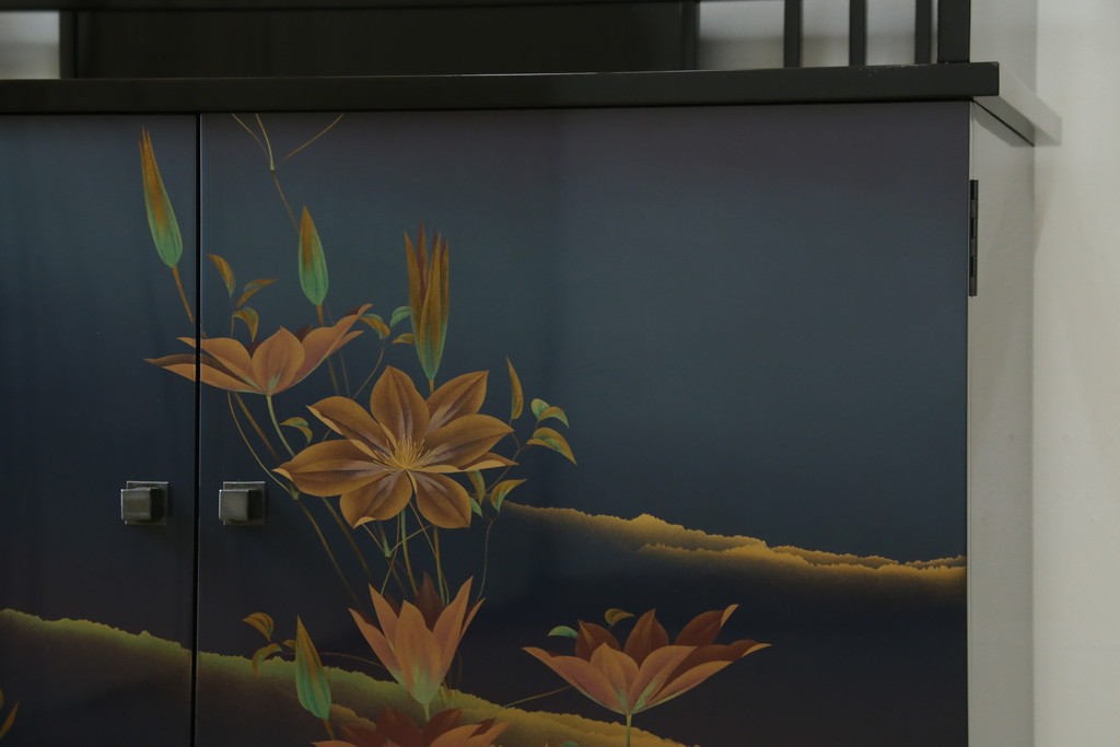 和製ヴィンテージ　美品　輪島塗り　優雅な草花蒔絵が目を引く飾り棚　(R-085352)
