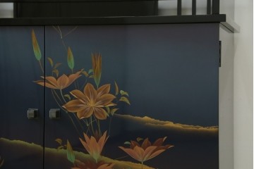 和製ヴィンテージ　美品　輪島塗り　優雅な草花蒔絵が目を引く飾り棚　(R-085352)