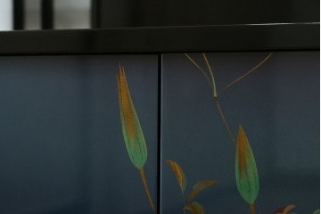 和製ヴィンテージ　美品　輪島塗り　優雅な草花蒔絵が目を引く飾り棚　(R-085352)