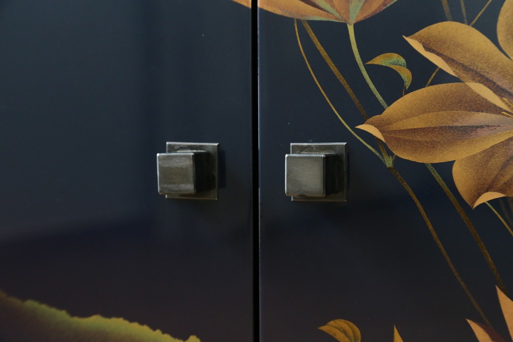 和製ヴィンテージ　美品　輪島塗り　優雅な草花蒔絵が目を引く飾り棚　(R-085352)