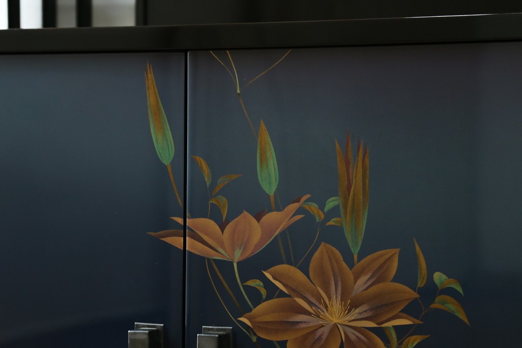 和製ヴィンテージ　美品　輪島塗り　優雅な草花蒔絵が目を引く飾り棚　(R-085352)