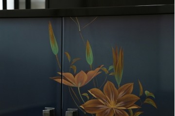 和製ヴィンテージ　美品　輪島塗り　優雅な草花蒔絵が目を引く飾り棚　(R-085352)