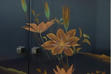 和製ヴィンテージ　美品　輪島塗り　優雅な草花蒔絵が目を引く飾り棚　(R-085352)