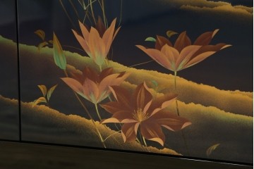 和製ヴィンテージ　美品　輪島塗り　優雅な草花蒔絵が目を引く飾り棚　(R-085352)