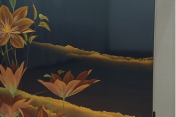 和製ヴィンテージ　美品　輪島塗り　優雅な草花蒔絵が目を引く飾り棚　(R-085352)