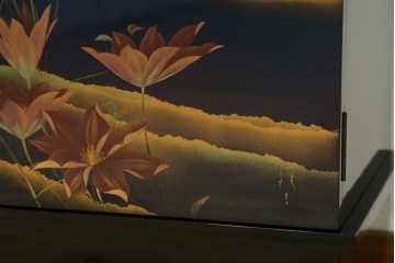 和製ヴィンテージ　美品　輪島塗り　優雅な草花蒔絵が目を引く飾り棚　(R-085352)