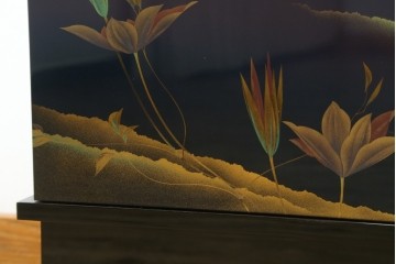 和製ヴィンテージ　美品　輪島塗り　優雅な草花蒔絵が目を引く飾り棚　(R-085352)