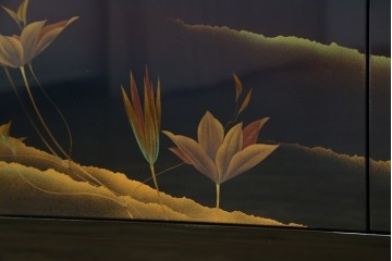 和製ヴィンテージ　美品　輪島塗り　優雅な草花蒔絵が目を引く飾り棚　(R-085352)