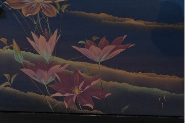 和製ヴィンテージ　美品　輪島塗り　優雅な草花蒔絵が目を引く飾り棚　(R-085352)