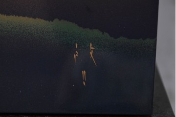 和製ヴィンテージ　美品　輪島塗り　優雅な草花蒔絵が目を引く飾り棚　(R-085352)