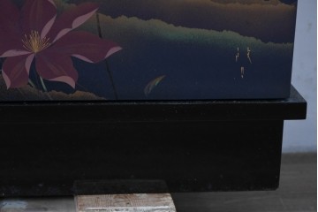 和製ヴィンテージ　美品　輪島塗り　優雅な草花蒔絵が目を引く飾り棚　(R-085352)