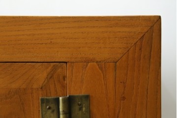 アジアンヴィンテージ　美品　ニレ材　オリエンタルな雰囲気漂うアンティーク調のサイドボード　(R-085353)