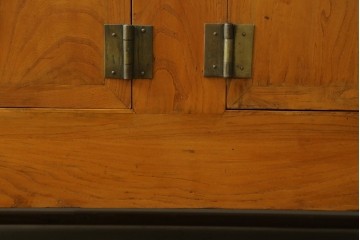 アジアンヴィンテージ　美品　ニレ材　オリエンタルな雰囲気漂うアンティーク調のサイドボード　(R-085353)