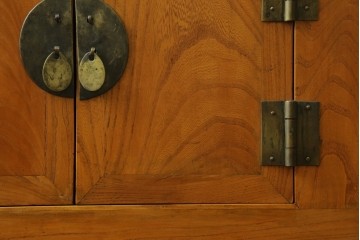 アジアンヴィンテージ　美品　ニレ材　オリエンタルな雰囲気漂うアンティーク調のサイドボード　(R-085353)