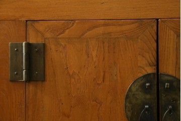 アジアンヴィンテージ　美品　ニレ材　オリエンタルな雰囲気漂うアンティーク調のサイドボード　(R-085353)