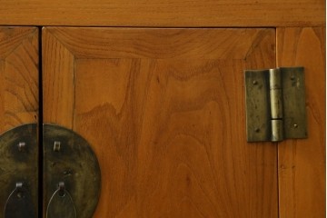 アジアンヴィンテージ　美品　ニレ材　オリエンタルな雰囲気漂うアンティーク調のサイドボード　(R-085353)