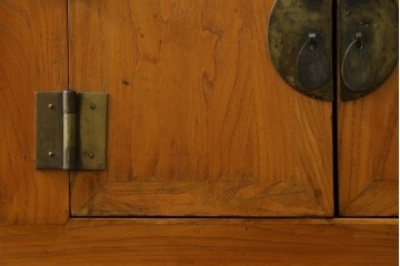 アジアンヴィンテージ　美品　ニレ材　オリエンタルな雰囲気漂うアンティーク調のサイドボード　(R-085353)