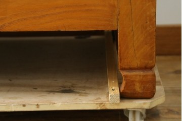 アジアンヴィンテージ　美品　ニレ材　オリエンタルな雰囲気漂うアンティーク調のサイドボード　(R-085353)