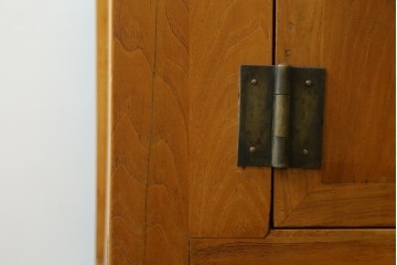 アジアンヴィンテージ　美品　ニレ材　オリエンタルな雰囲気漂うアンティーク調のサイドボード　(R-085353)