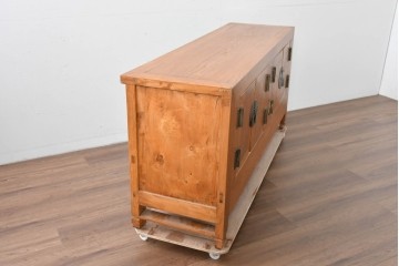 アジアンヴィンテージ　美品　ニレ材　オリエンタルな雰囲気漂うアンティーク調のサイドボード　(R-085353)