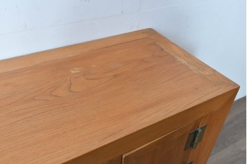 アジアンヴィンテージ　美品　ニレ材　オリエンタルな雰囲気漂うアンティーク調のサイドボード　(R-085353)