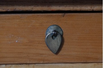 アジアンヴィンテージ　美品　ニレ材　オリエンタルな雰囲気漂うアンティーク調のサイドボード　(R-085353)