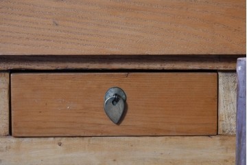 アジアンヴィンテージ　美品　ニレ材　オリエンタルな雰囲気漂うアンティーク調のサイドボード　(R-085353)