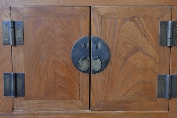 アジアンヴィンテージ　美品　ニレ材　オリエンタルな雰囲気漂うアンティーク調のサイドボード　(R-085353)