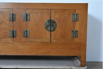 アジアンヴィンテージ　美品　ニレ材　オリエンタルな雰囲気漂うアンティーク調のサイドボード　(R-085353)