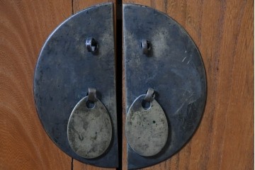 アジアンヴィンテージ　美品　ニレ材　オリエンタルな雰囲気漂うアンティーク調のサイドボード　(R-085353)