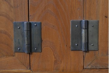 アジアンヴィンテージ　美品　ニレ材　オリエンタルな雰囲気漂うアンティーク調のサイドボード　(R-085353)