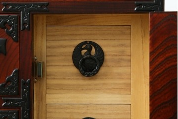 中古　美品　岩谷堂箪笥　迫力ある木目と重厚な金具が映える小箪笥　(R-085354)