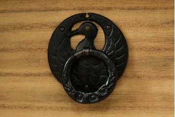 中古　美品　岩谷堂箪笥　迫力ある木目と重厚な金具が映える小箪笥　(R-085354)