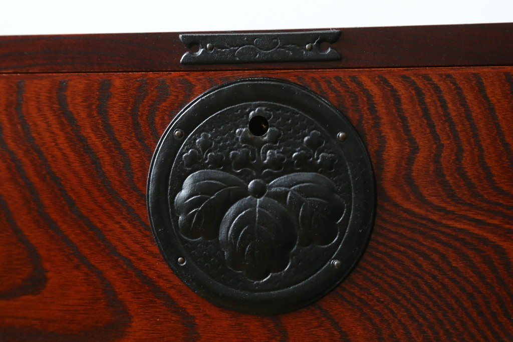 中古　美品　岩谷堂箪笥　迫力ある木目と重厚な金具が映える小箪笥　(R-085354)