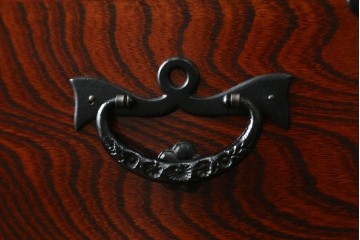 中古　美品　岩谷堂箪笥　迫力ある木目と重厚な金具が映える小箪笥　(R-085354)