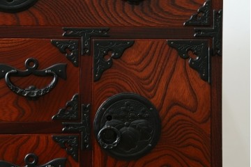 中古　美品　岩谷堂箪笥　迫力ある木目と重厚な金具が映える小箪笥　(R-085354)