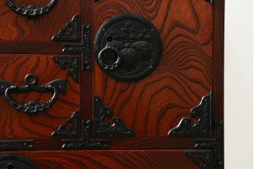 中古　美品　岩谷堂箪笥　迫力ある木目と重厚な金具が映える小箪笥　(R-085354)