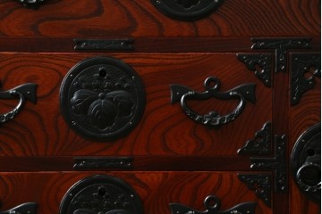 中古　美品　岩谷堂箪笥　迫力ある木目と重厚な金具が映える小箪笥　(R-085354)