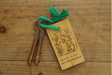 中古　美品　岩谷堂箪笥　迫力ある木目と重厚な金具が映える小箪笥　(R-085354)